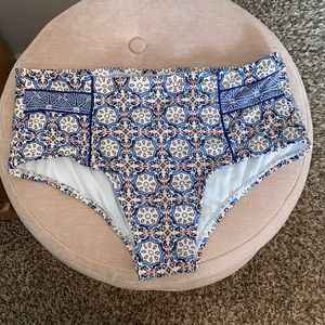 Only worn once! High waisted, large swim bottom!